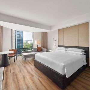 Deluxe King Room City View